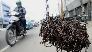 Tuai Kecaman Netizen, Dua Satpam Tebar Paku di Area Pintu Masuk SPBU, Viral