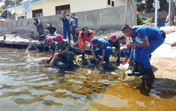 Disela-Sela PAM RI 1, Wadir Polairud Poldasu Tabur Ikan Mas di Danau Toba