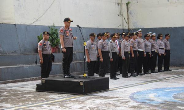 Naik Pangkat, 12 Personil Polres Padangsidempuan Dapat Hadiah Guyuran Air dari Kapolres