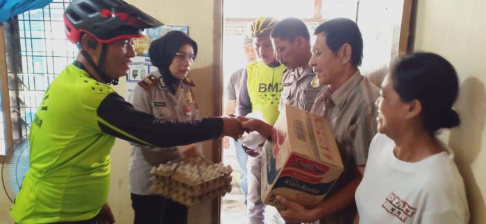 Kapolsek Medan Timur Menyisihkan Rezekinya, Membantu Masyarakat Kurang Mampu