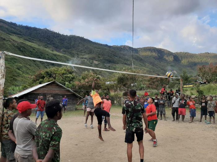 Prajurit Satgas Pamtas RI-PNG Yonif Raider 514/SY Berikan Bantuan Makanan Untuk Warga Kampung Tinolok