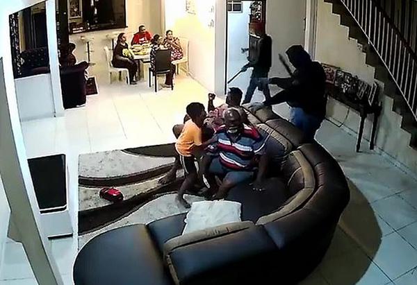 Kawanan Perapok Terekam CCTV, Ancam Sejumlah korban Dengan Parang