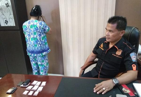 Nyambi Jadi Pengedar Narkoba, Nenek Bercucu Satu di Deliserdang Ditangkap Polisi