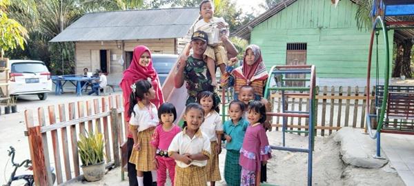 Keceriaan Anak-Anak Desa Ladang Peris dengan Personel TNI Satgas TMMD ke-105