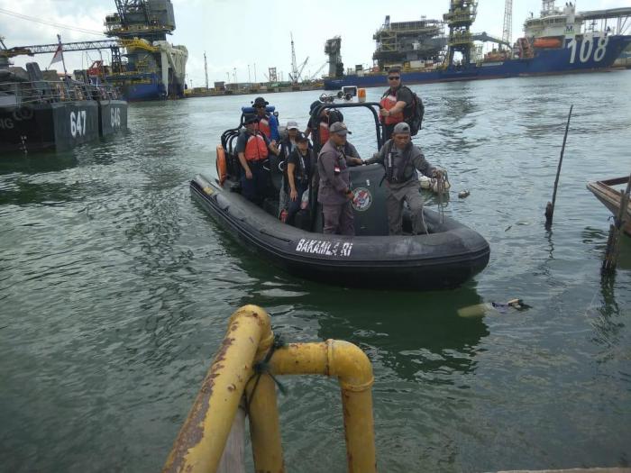 Bakamla (Indonesian Coast Guard) dan USCG Lakukan Pencarian dan Pertolongan Korban Di Laut