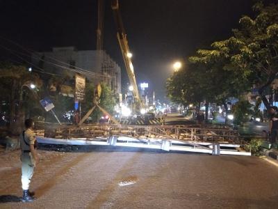 9 Unit Papan Reklame Bermasalah Di AR Hakim Dibongkar