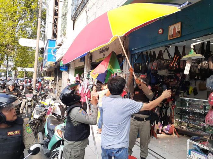Lagi, PK5 Di Depan Medan Fair Plaza Ditertibkan