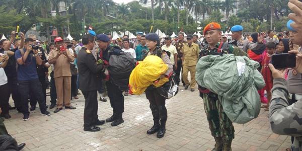 Atraksi Terjun Payung Pikat Warga Saat Peringatan HUT ke 73 Bhayangkara di Medan