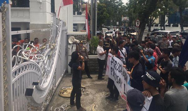 Desak Cabut Izin Perusahaan Cemarkan Danau Toba, GMKI Dobrak Kantor Gubsu 
