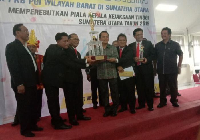 Kontingen PS HKBP Tanjung Sari Rebut Trophy Bergilir Kajati Sumut