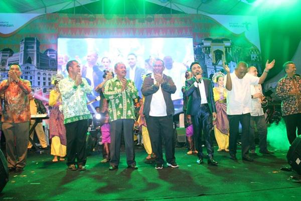 Masyarakat Antusias Saksikan Panggung Colorful Medan Carnival