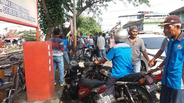 Buruh TKBM Blokir Jalan Pintu Pelabuhan Belawan