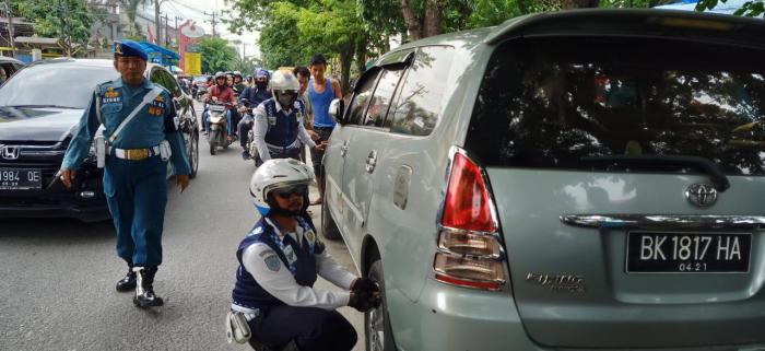 Parkir Sembarangan,  20 Unit Mobil Digembosi