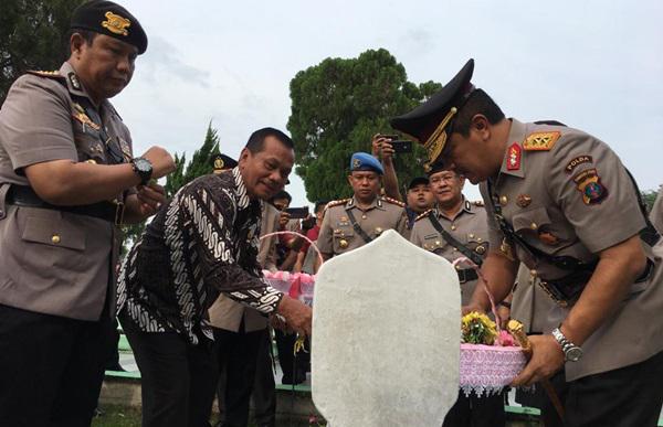 HUT ke 73 Bhayangkara, Kapolda Sumut Tabur Bunga di TMP
