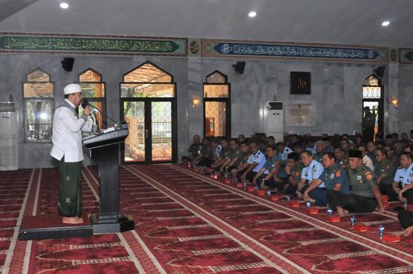 Kepala Staf Umum TNI Ikuti Ceramah Rohani Islam