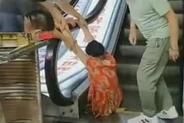 Tragis, Kaki Perempuan Ini Termakan ke Dalam Mesin Eskalator