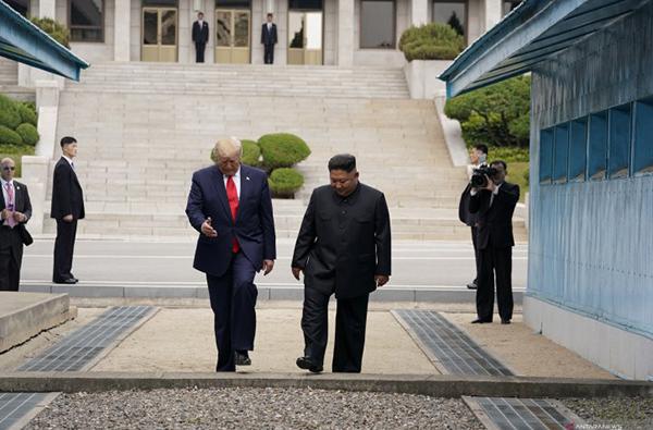 Apa Tujuan Trump, Sampai Sampai Menginjakkkan Kakinya di Korea Selatan