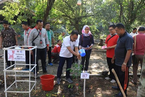 Idaham Tanam Pohon Rambutan di Hutan Wisata Tinjomoyo