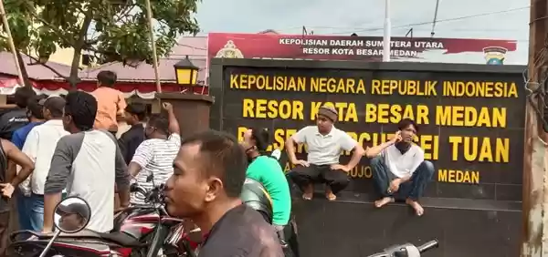 Protes Penahanan, Polsek Percut Didemo Ratusan Warga 