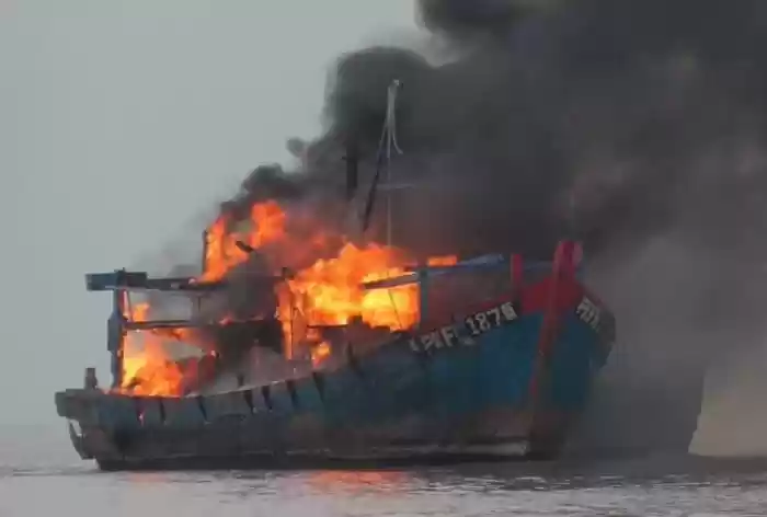 Dua Kapal Asing Nangkap Ikan, di Bakar di Tengah Laut
