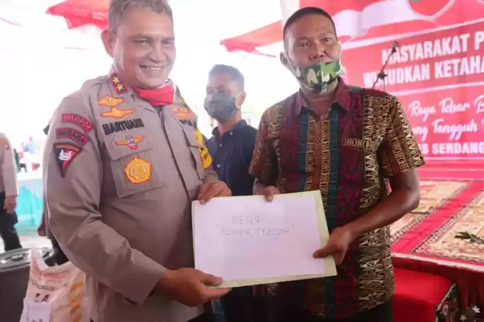 Terima Tali Asih, Warga Desa Bingkat Apresiasi Kunker Kapoldasu