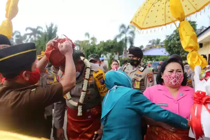 Kapolda Sumut dan Ketua Bhayangkari  Disambut Atraksi Paskibraka dan Yel-Yel TNI-Polri