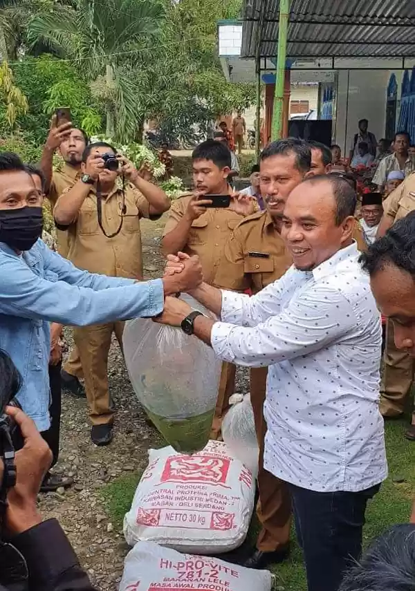 Bupati Labuhanbatu Berikan Bantuan Benih Ikan