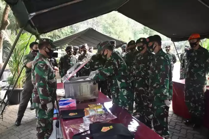 Panglima TNI Serahkan Hewan Qurban Kepada Dandenma Mabes TNI