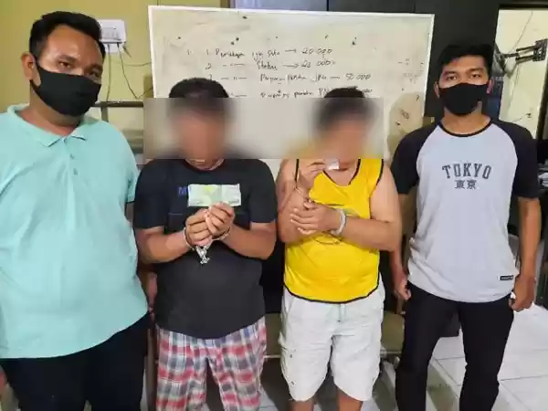 Pasangan Ini Transaksi Narkoba, Keburu Polisi Yang Datang