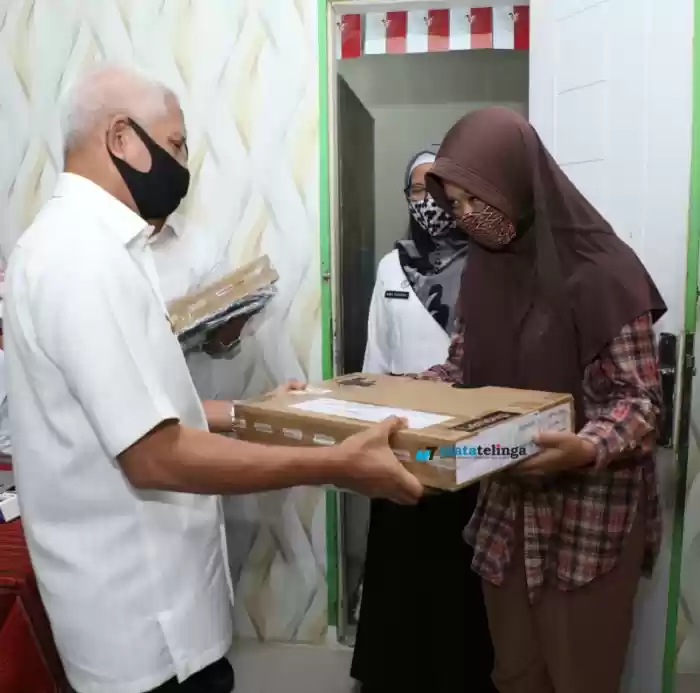 Empat Orang Siswa Berprestasi Mendapat Laptop Dari Sampoerna Foundation