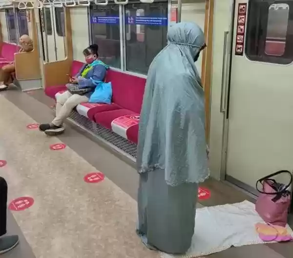 Perempuan ini Sholat Subuh Dalam Gerbong KRL Dalam Perjalanan