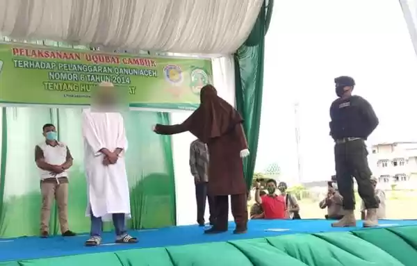 Plak...Plak, Hukuman Cambuk 17  Kali Bagi Penulis Togel