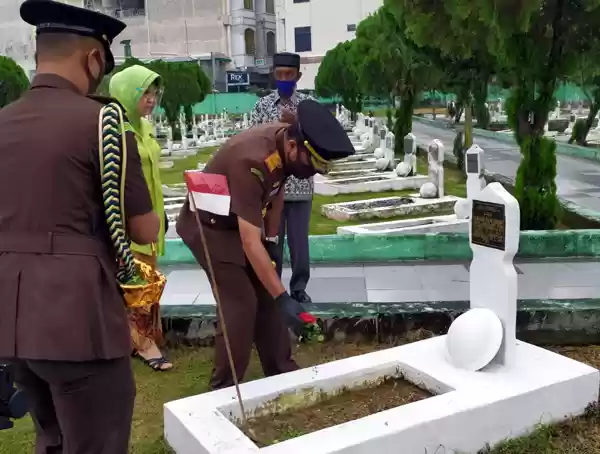 Sambut HBA dan HUT IAD, Kejatisu Gelar Upacara Ziarah di TMP