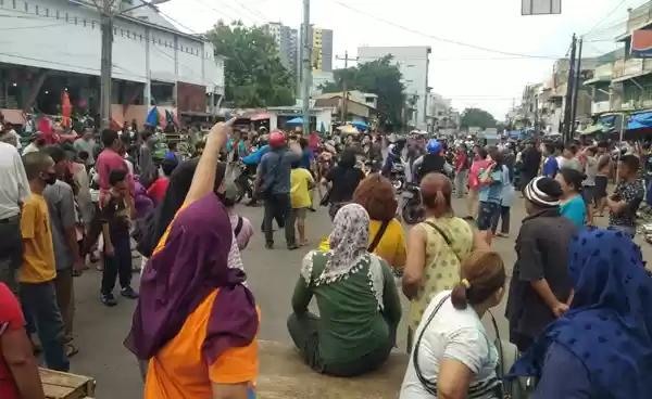 PKL Pasar Sukaramai Blokade Jalan
