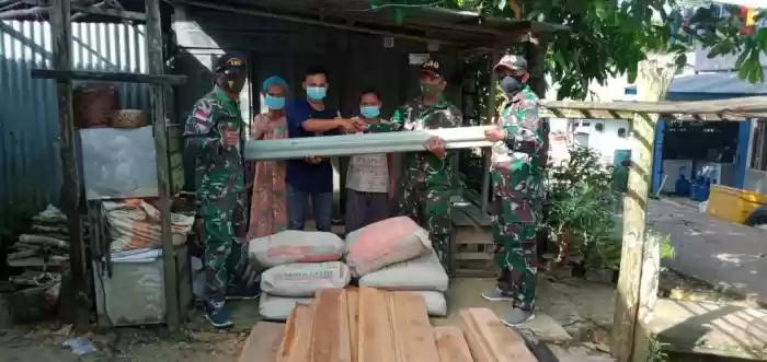 Atasi Kesulitan Warga, Satgas Yonif 133/YS Bantu Material Pembangunan Rumah di Tapal Batas