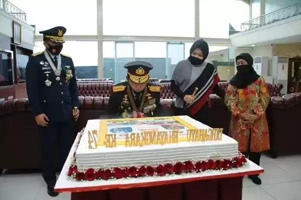 Panglima TNI Berikan Kejutan Kepada Kapolri di HUT Polri ke-74