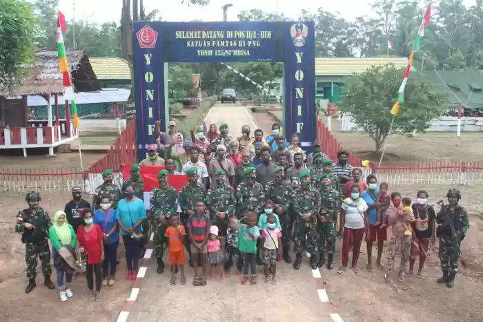 Merajut Tali Persaudaraan Sesama Anak Bangsa, Satgas Yonif 125/Si&rsquo;mbisa dan Masyarakat