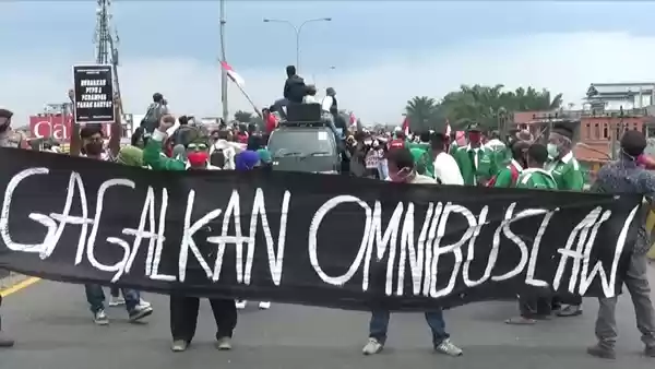 Tolak RUU Omnibus Law,  Massa Buruh 'Kuasai' Fly Over Amplas