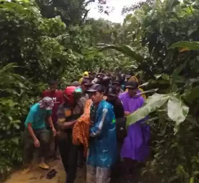 Melewati Jembatan Kayu Tiba Tiba Patah, Tercebur ke Sungai dan di Bawa Arus 
