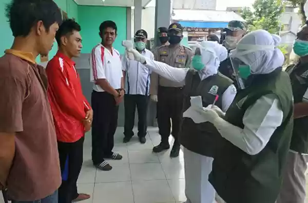 Polsek Gunung Gumer  Cegah Covid-19, Periksa Tamu Hotel dan Tempat Rekreasi