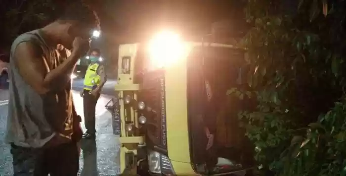 Hilang Kendali Truk Bermuatan Kayu Nyaris Timpa Rumah Warga 