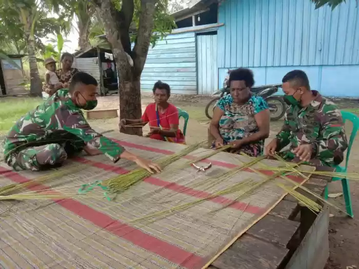 Satgas Yonif 125/Si&rsquo;mbisa Ajarkan Warga Sota Buat Kerajinan Tangan Anyaman Lidi 
