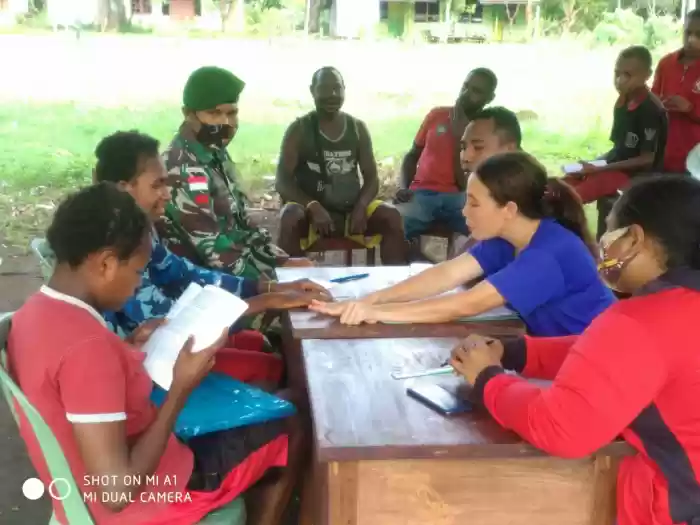 Satgas Yonif 125/Simbisa Dampingi Guru Saat Pendaftaran Siswa Baru