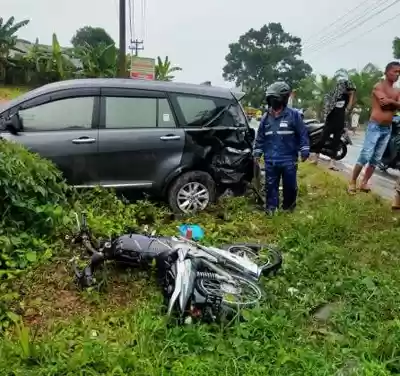 Mobil Tabrak Dua Pengendara Sepeda Motor, Akibat Pecah Ban