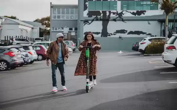 Kenangan Mutia Ayu dan Glenn Fredly. Bermain Skuter