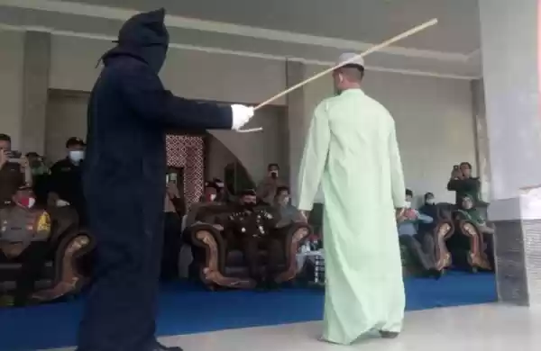 Eksekusi Cambuk Dipusatkan di Alun-Alun, Pelaku Pelecehan Seksual