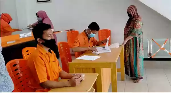 Polsek Dolok Masihul Kawal Distribusi Penyaluran BLT DD Desa Tambak Cekur