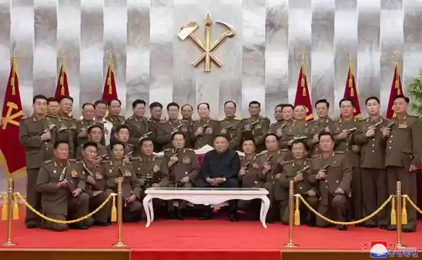 Pimpinan Militer Korea Memamerkan Pistol, Saat Berfose dengan Kim Jong-un
