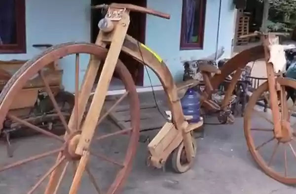 Berkreasi, Kayu Libah Perusahan Tak Pakai di Rakit Menjadi Sepeda