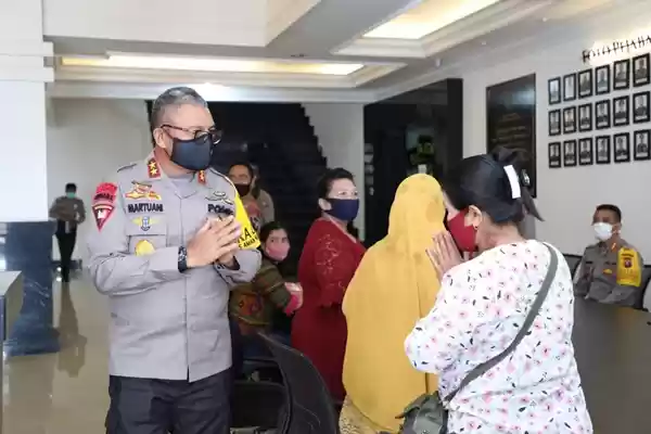 Datang ke Polda Sumut, Pedagang Hadiahkan Kapolda Sayur Mayur